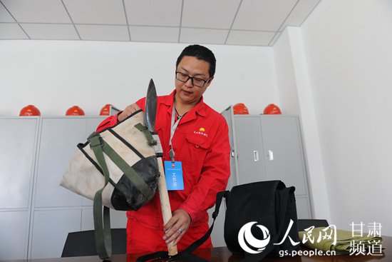 检测仪器、铁锨、干粮,重达15公斤的背包是甘肃中石油昆仑燃气有限公司兰州高新分公司管线所长输管线运行班巡检员师志强每天工作的行囊。